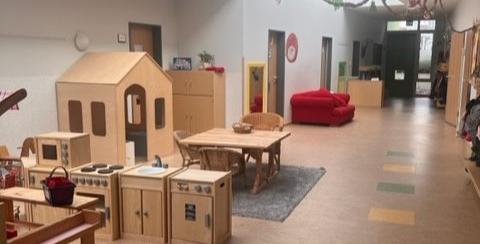 Flur mit Spielgeräten